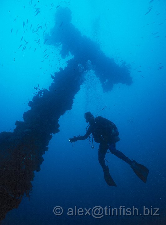 T Mast3.jpg - Maz descends to the wreck